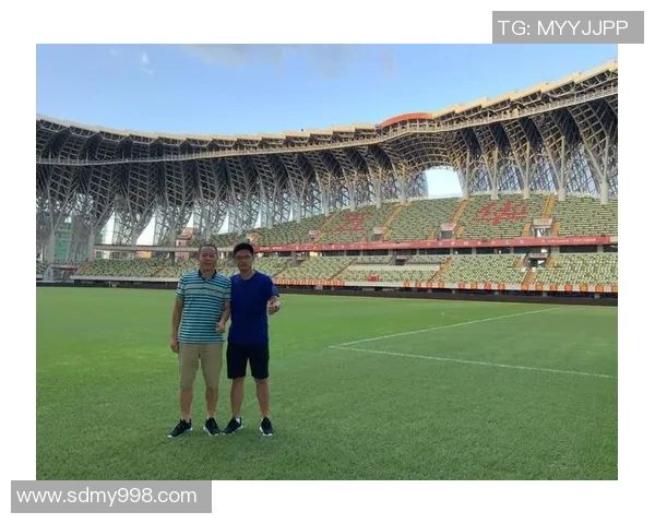 足球明星身着藏服展现独特魅力与文化融合的精彩瞬间