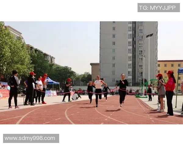 魅力四射的美女与足球明星壁纸尽显青春活力与运动激情